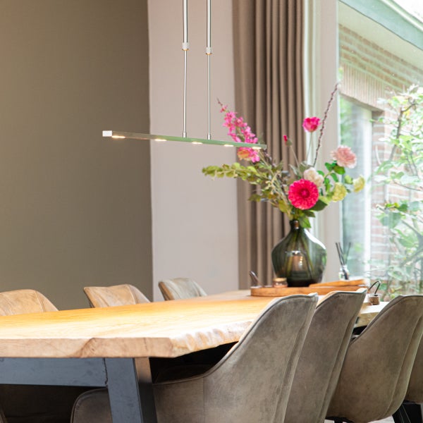 Esszimmer mit Esstisch, Stühlen und linearer Pendelleuchte