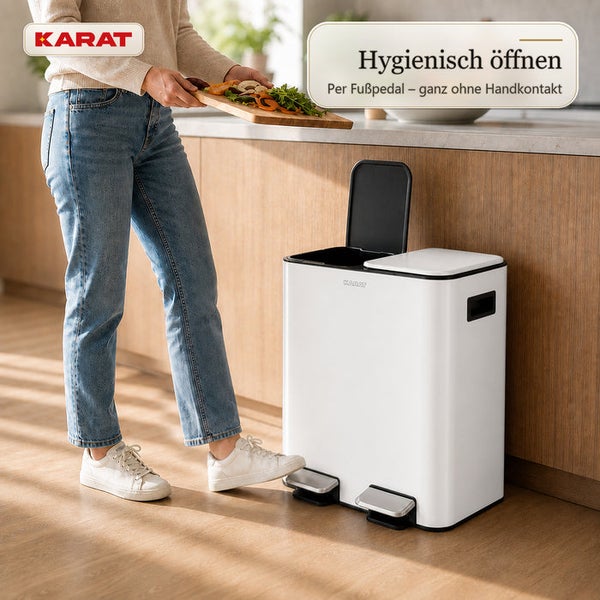 Person öffnet einen Karat Mülltrennsystem Treteimer mit Fußpedal in einer Küche für hygienische Abfallentsorgung ohne Handkontakt.