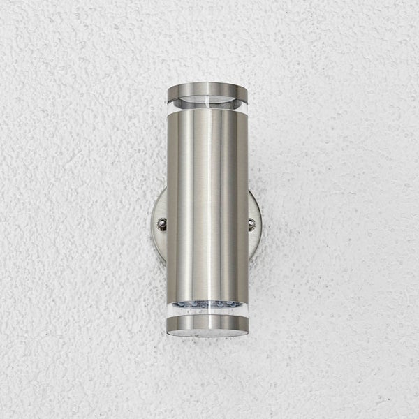 Zylindrische Außenwandleuchte aus Edelstahl mit Lichtaustritt oben und unten.