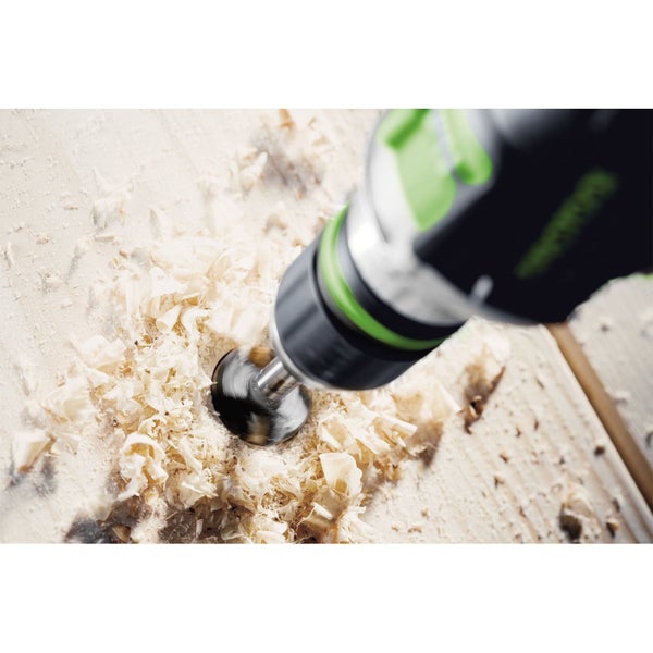 Aufsicht einer Bohrmaschine beim Bohren eines Lochs in ein Holzbrett