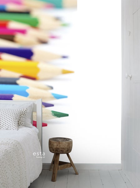 Wandgestaltung mit Buntstiften-Motiv neben Bett und Hocker