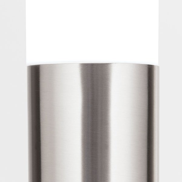 Nahaufnahme einer zylindrischen Außenleuchte aus gebürstetem Edelstahl mit einem weißen Diffusor.