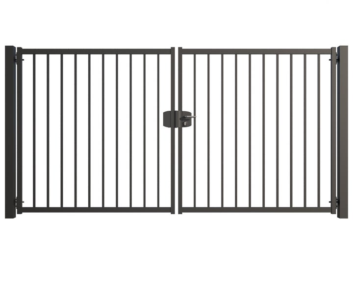 Doppeltor aus Metall mit senkrechten Streben