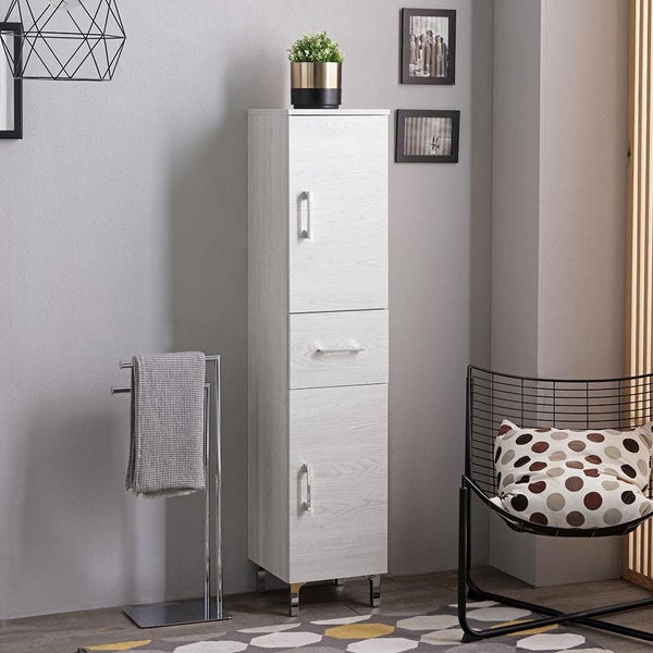 Hochschrank mit Holzdekor, zwei Türen und einer Schublade in einem hellen, modern eingerichteten Raum neben einem Handtuchhalter.