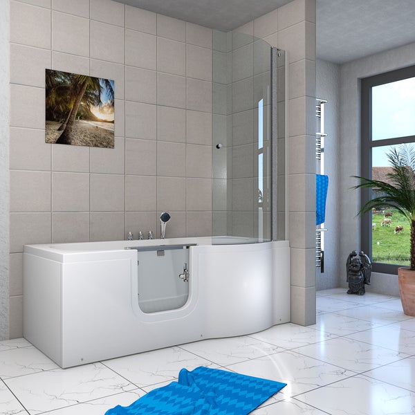 Helles, modernes Badezimmer mit einer weißen Sitzbadewanne inklusive Einstiegstür und Duschwand aus Glas. Beige Wandfliesen und ein Marmorboden.