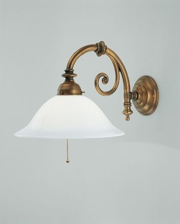 Wandleuchte mit Zugschalter und Lampenschirm