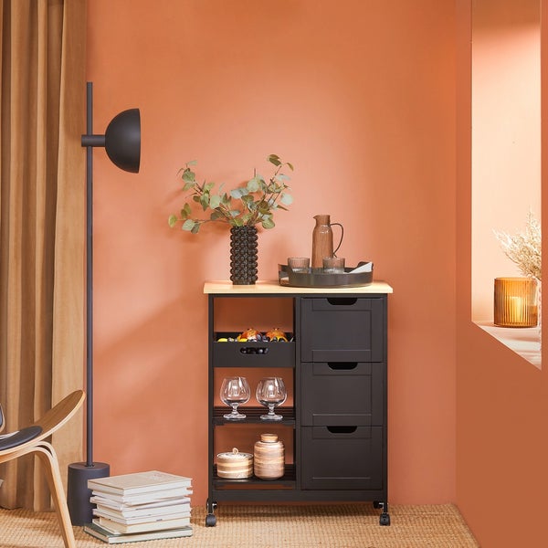 Servierwagen mit Schubladen, Ablagefächern und Rollen in einem Zimmer