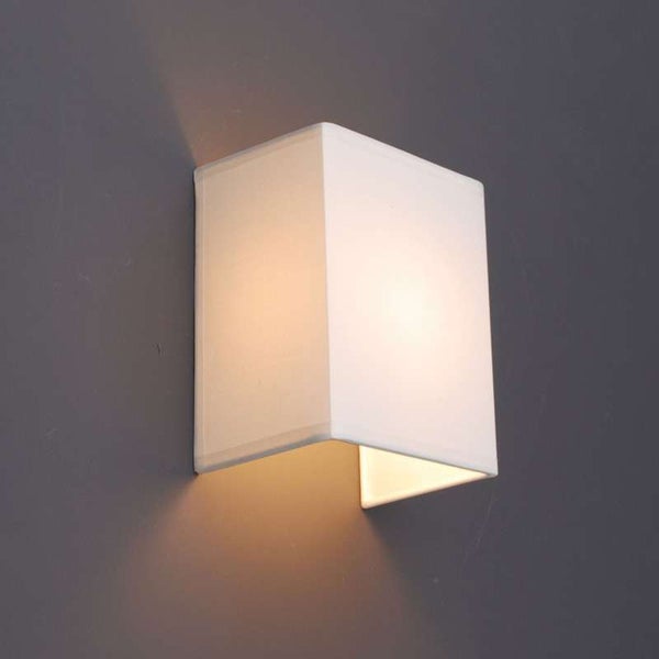 Moderne Wandleuchte aus Glas in Weiß, rechteckig, Lichtauslass oben und unten.