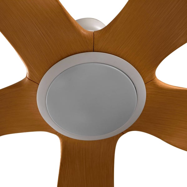 Deckenventilator von unten mit fünf Flügeln in Holzoptik und runder zentraler Leuchte.