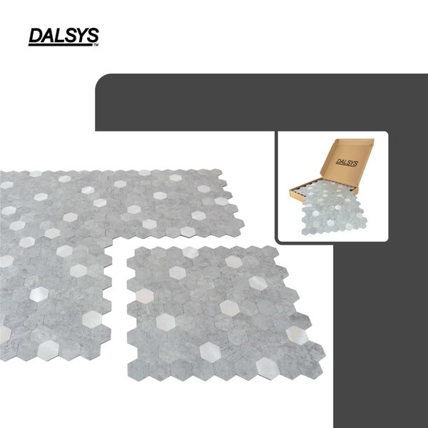 Dalsys Logo und selbstklebende Wandfliesen im Sechseck-Design mit Stein- und Metalloptik sowie Produktverpackung.