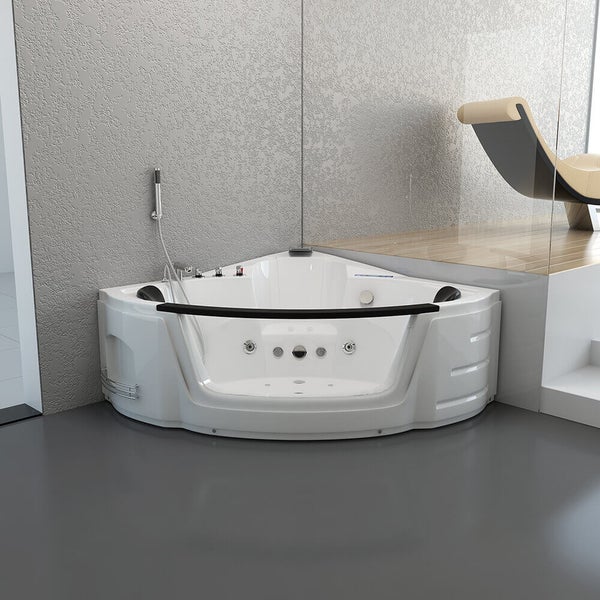 Moderne Eckwhirlpool Badewanne mit Glasfront und Duschbrause in einem eleganten Badezimmer.
