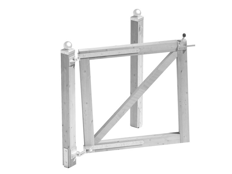 Holzgartentor mit zwei Pfosten, Metallscharnieren, Schloss und Kugelaufsätzen als Pfostenabdeckung für den Garten.