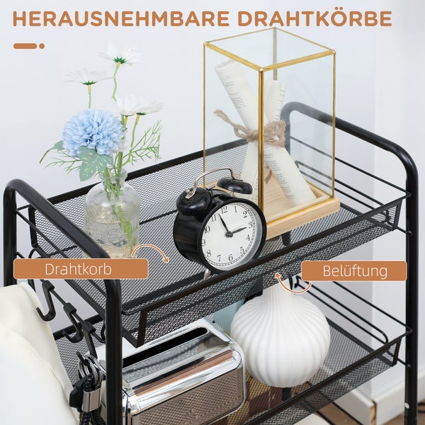 Detailansicht eines schwarzen Metallregals mit verschiedenen Dekorationsgegenständen