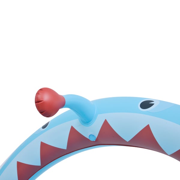 Aufblasbarer Schwimmring in Hai-Optik für Kinder als Wasserspielzeug für den Pool oder den Strand.