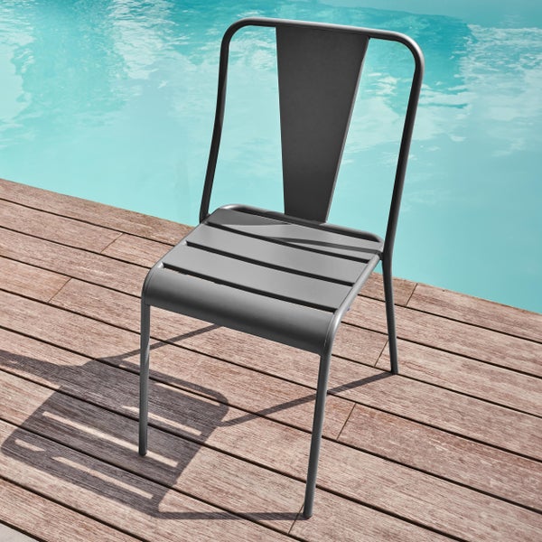 Moderner Gartenstuhl aus Metall in Anthrazit auf einer Holzterrasse an einem hellen Pool.