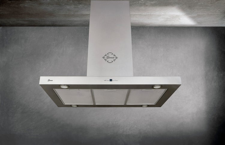Moderne Gurari Inselhaube aus Edelstahl mit LED Beleuchtung und Metallfettfiltern zur Deckenmontage in einer Küche.