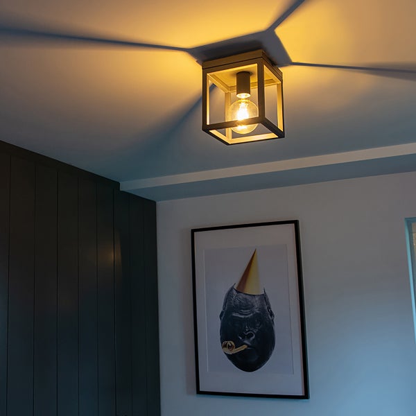 Deckenleuchte mit einer Glühbirne in einem Raum