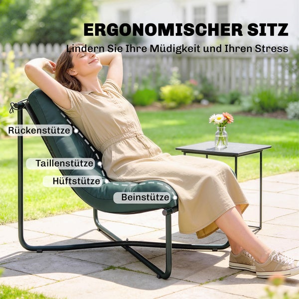 Person sitzt in ergonomischem Garten-Loungesessel mit dunkelgrünem Polster auf Terrasse, Details zu Rücken-, Taillen-, Hüft- und Beinstütze.