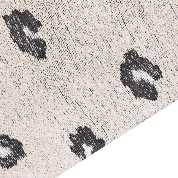 Detailansicht eines gewebten Teppichs mit Tiermuster im Leoparden-Design.