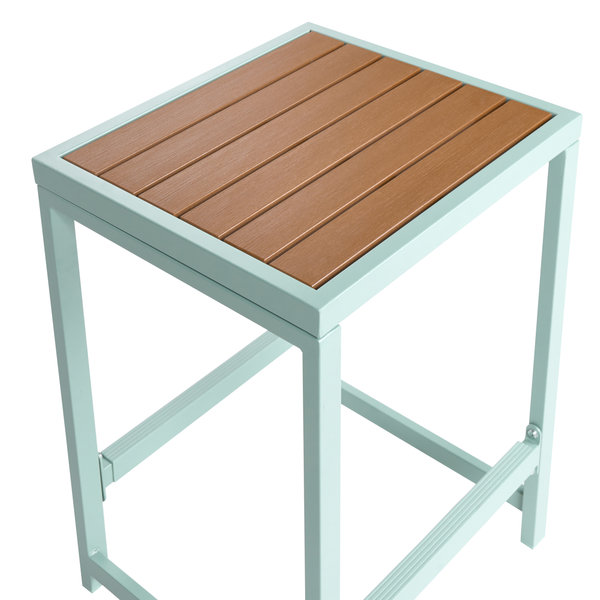 Viereckiger Gartenhocker mit Metallgestell und Sitzfläche in Holzoptik.