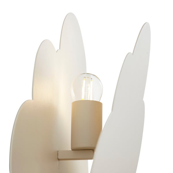 Weiße Lampe in Wolkenform mit einem sichtbaren LED-Filament-Leuchtmittel.