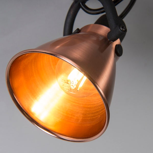 Detailansicht einer Kupferleuchte mit Leuchtmittel