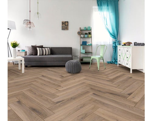 Wohnzimmer mit Fischgrätenparkett, Sofa und Dekoration