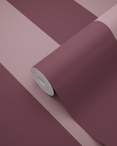 Eine Rolle einfarbige Vliestapete mit matter Oberfläche im Farbton Beere.