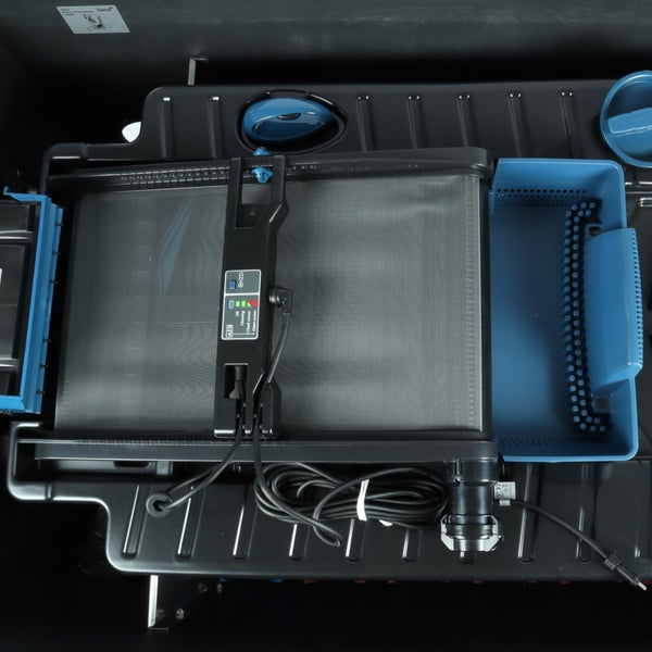 Oase BioTec ScreenMatic Vorabscheider für Teichfilter mit automatischem Siebband, Antriebseinheit und Auffangbehälter.