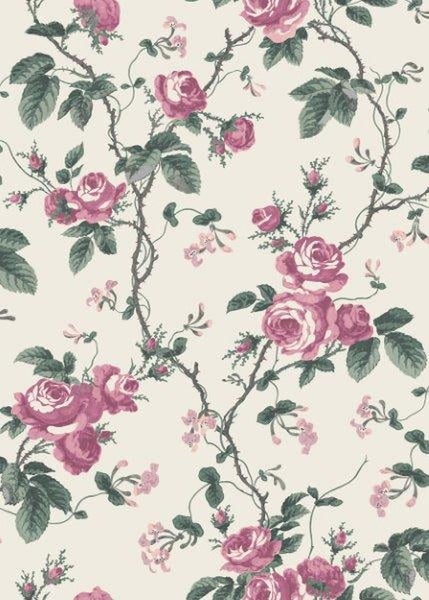 Schlafzimmer mit floraler Tapete, Bett, Lampe und Teppich für eine gemütliche Atmosphäre