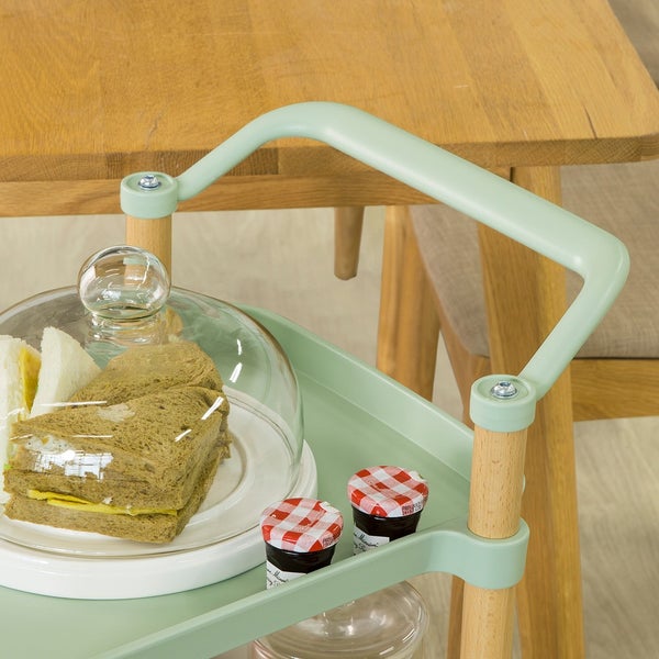 Servierwagen mit Speisen und Getränken auf einem Tisch