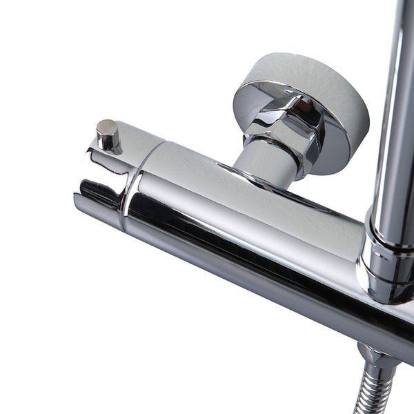 Detailansicht einer Duscharmatur aus Metall