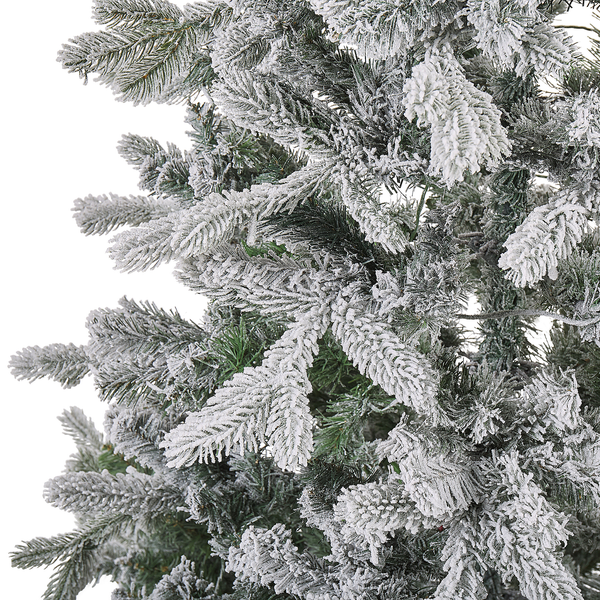 Nahaufnahme von künstlichen Weihnachtsbaumzweigen mit weißem Kunstschnee bedeckt.