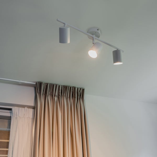 Deckenleuchte mit drei Strahlern im Innenraum