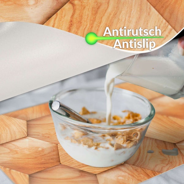 Antirutschmatte mit Holzoptik und sechseckigem Muster, darauf eine Schale Müsli und Milch.