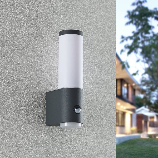 Lindby Wandleuchte außen Okari mit Bewegungsmelder (spritzwassergeschützt (Modern) in Schwarz aus Aluminium (1 flammig, E27) - Wandlampe für Außenwand/Hauswand Haus Terrasse und Balkon