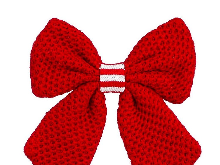 Gestrickte Schleife als dekoratives Element für die Weihnachtszeit.