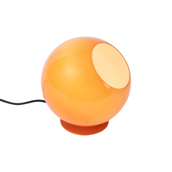 Kugelförmige Tischleuchte aus Kunststoff in Orange mit schräger Öffnung und schwarzem Kabel.