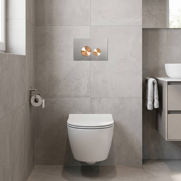 Modernes Badezimmer mit wandhängender Toilette, Drückerplatte auf grauen Fliesen in Betonoptik und einem Waschbeckenunterschrank.