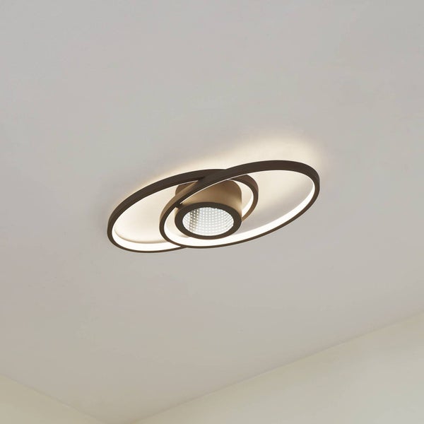 Moderne LED-Deckenleuchte mit zwei überlappenden Ringen und rundem Leuchtelement in der Mitte.