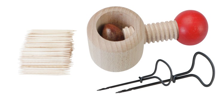 Nussknacker aus Holz mit zwei Metallhaken und Zahnstochern zum Öffnen von Nüssen.