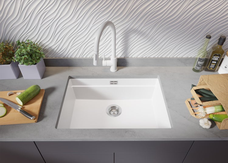 Küchenszene mit Spüle, Armatur und Lebensmitteln auf einer Arbeitsplatte