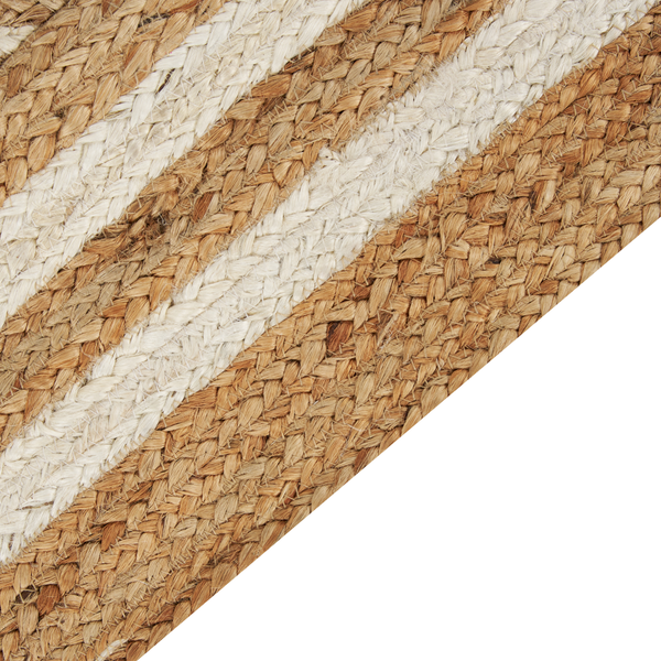 Nahaufnahme eines geflochtenen Jute-Teppichs mit Streifenmuster.