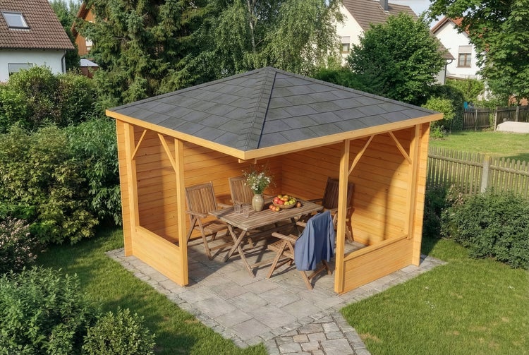 Offener Gartenpavillon aus Holz mit dunklem Walmdach, ausgestattet mit einer hölzernen Sitzgruppe auf einer gepflasterten Terrasse im Garten.
