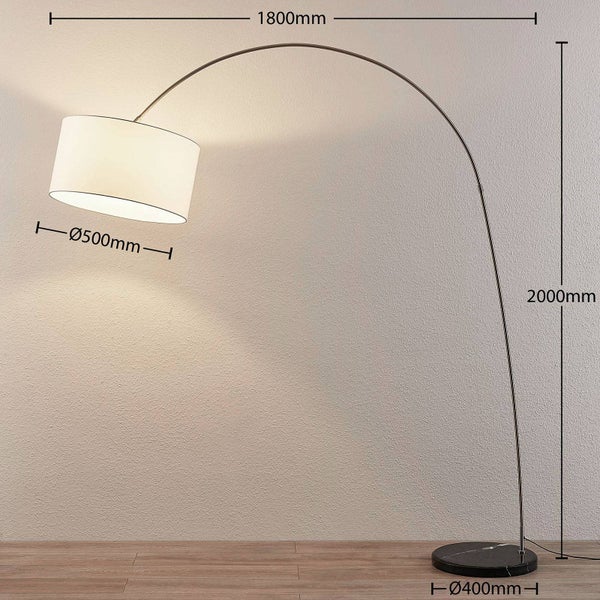 Bogenlampe mit weißem Stoffschirm und schwarzem Marmorfuß. Höhe 2000 Millimeter, Ausladung 1800 Millimeter, Schirmdurchmesser 500 Millimeter.