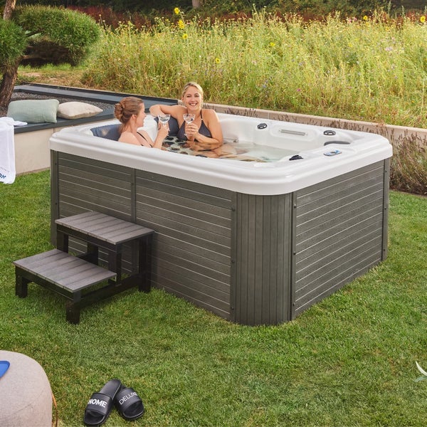 Home Deluxe - Outdoor Whirlpool - Beach Plus Treppe und Thermoabdeckung - Maße: 210 x 155 x 83 cm - Inkl. Heizung, 51 Massagedüsen und 24 Lichtquellen I Außen Whirlpool für 3 Personen