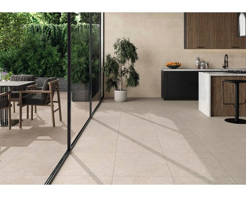 Heller Fliesenboden verbindet Innen- und Außenbereich mit Gartenmöbeln und Küchenzeile