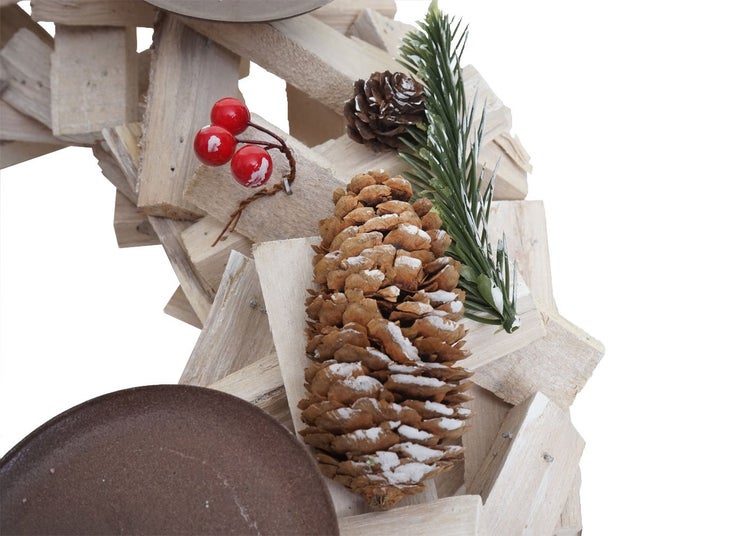 Dekorativer Holzkranz mit Tannenzapfen, Tannenzweig und roten Beeren