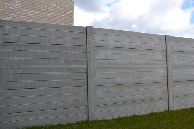 Holzzaun mit horizontalen Brettern und Pfosten