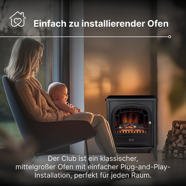 Klassischer elektrischer Kamin in wohnlicher Atmosphäre neben einer Frau mit Baby und einem Holzstapel.